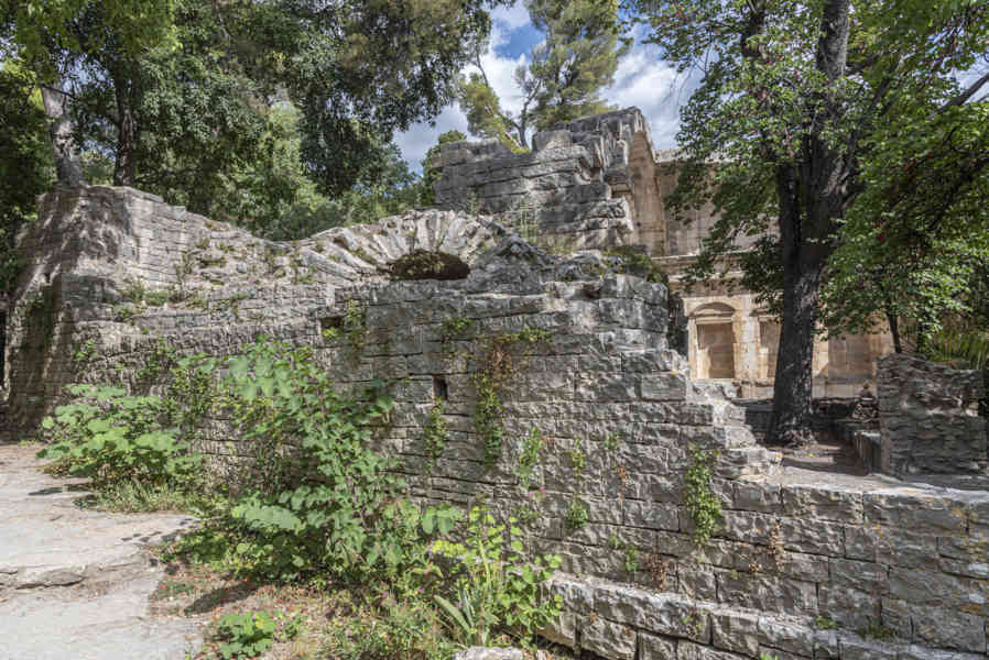 Francia - Nimes 060 - Templo de Diana.jpg